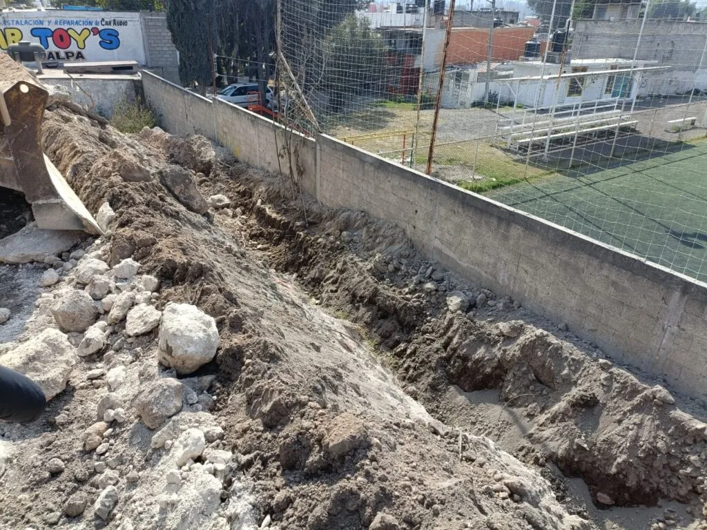 Vecinos de Infonavit San Marcos detienen obras de Conagua en Tula por daños a cancha; acuerdan reparación