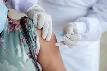 Aún falta por vacunar 21% de trabajadores de Salud estatal