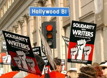 Guionistas y estudios de Hollywood pactan protección ante la IA y mejores planes de salud
