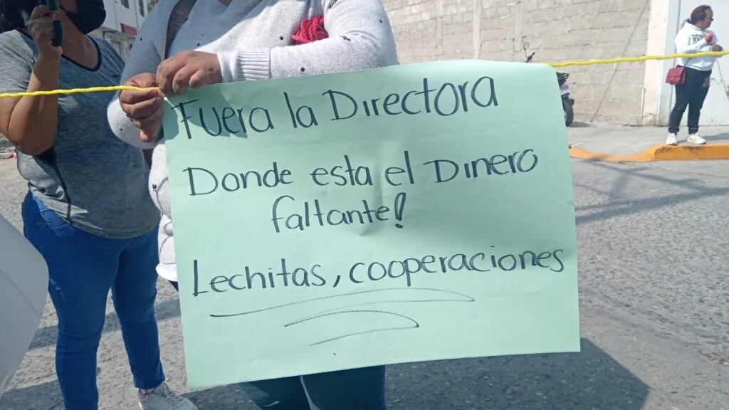 Padres cierran escuela en Tula y exigen cambio de directora