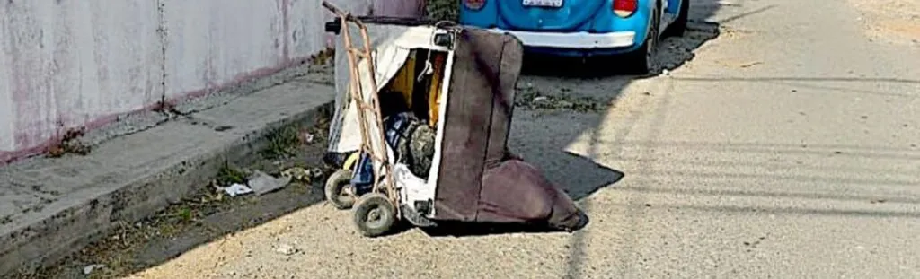 Cadáver en sillón es abandonado en calles de Tecámac, Edomex; captan imágenes ¡de terror!