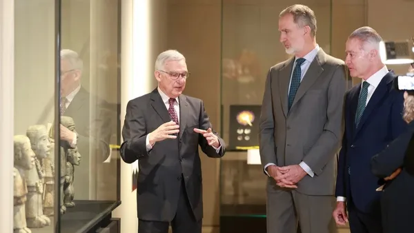 El rey Felipe VI reconoció abusos y controversias durante la Conquista y el periodo colonial en México, durante una visita a una exposición en Madrid sobre culturas indígenas.