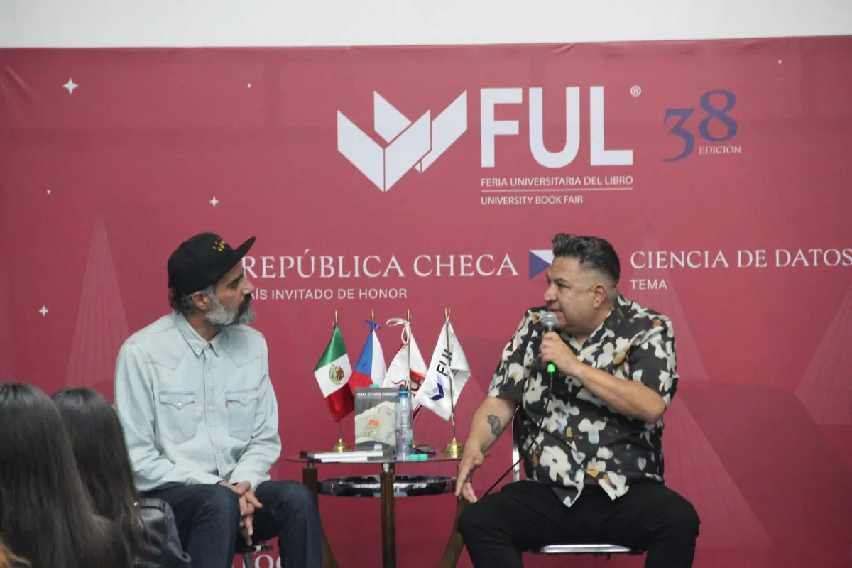 Juan Carlos Hidalgo presenta su libro Toma éxtasis conmigo en la FUL