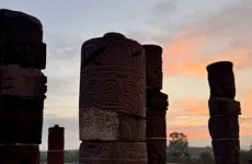 Amanecer sobre los Atlantes de la Zona Arqueológica de Tula.