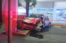 Automóvil siniestrado tras chocar contra una columna en el bulevar Colosio.