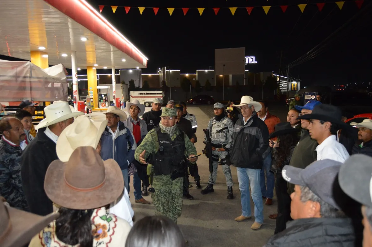 Charros y cabalgantes hidalguenses participan en el desfile del 20 de noviembre en CDMX