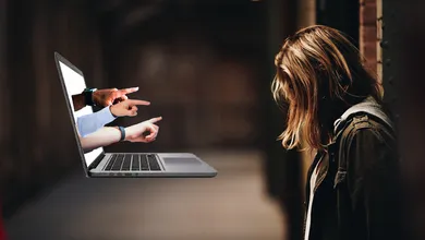 Mujer víctima de ciberacoso en redes sociales