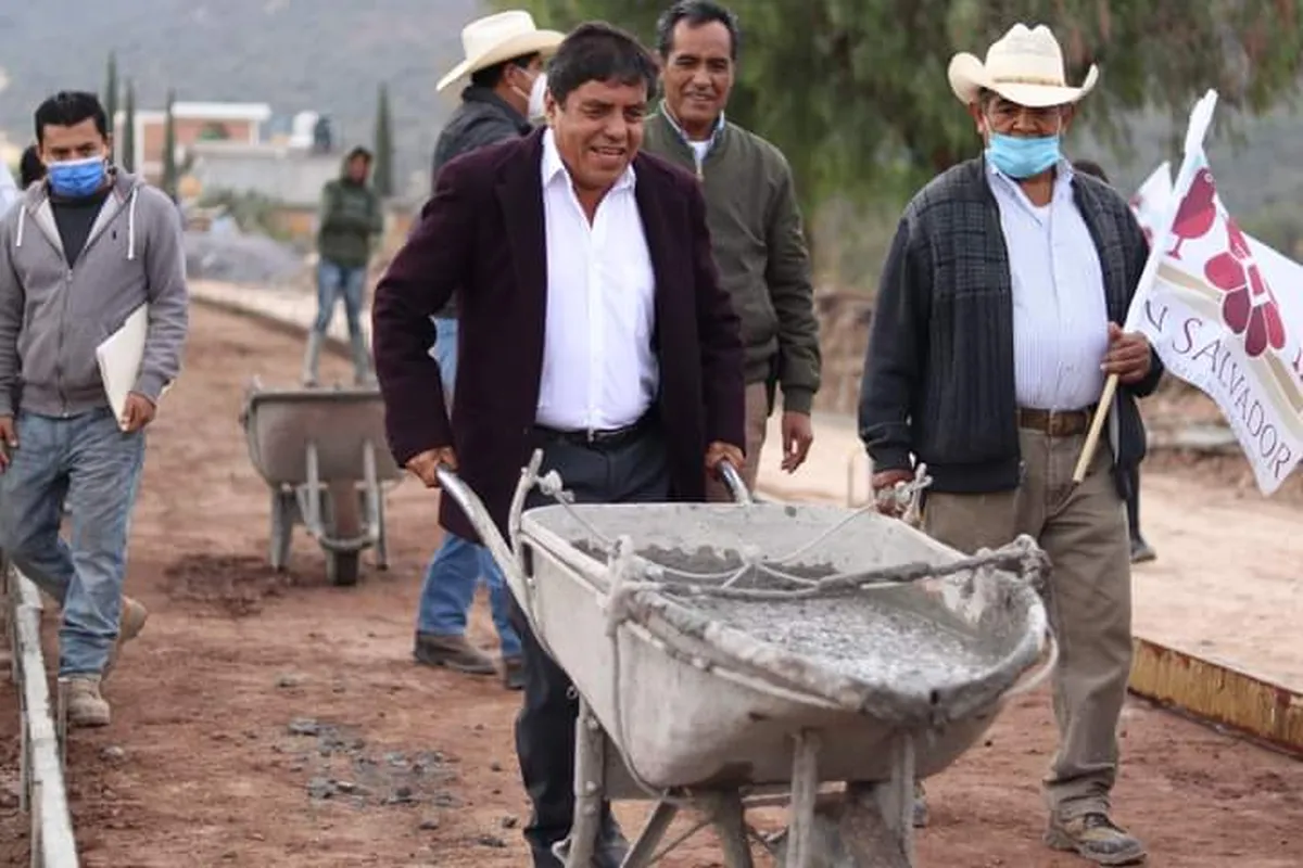 Supervisa Armando Azpeitia obras en San Salvador