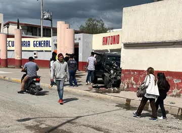 Tizayuca: Camioneta se impacta contra barda de secundaria