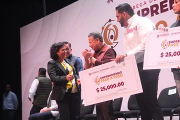 Entregan 760 apoyos a emprendedores; 191 fueron para afectados por la vaguada