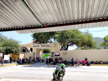 Padres de familia exigen maestros y destitución de directora en primaria de Chilcuautla