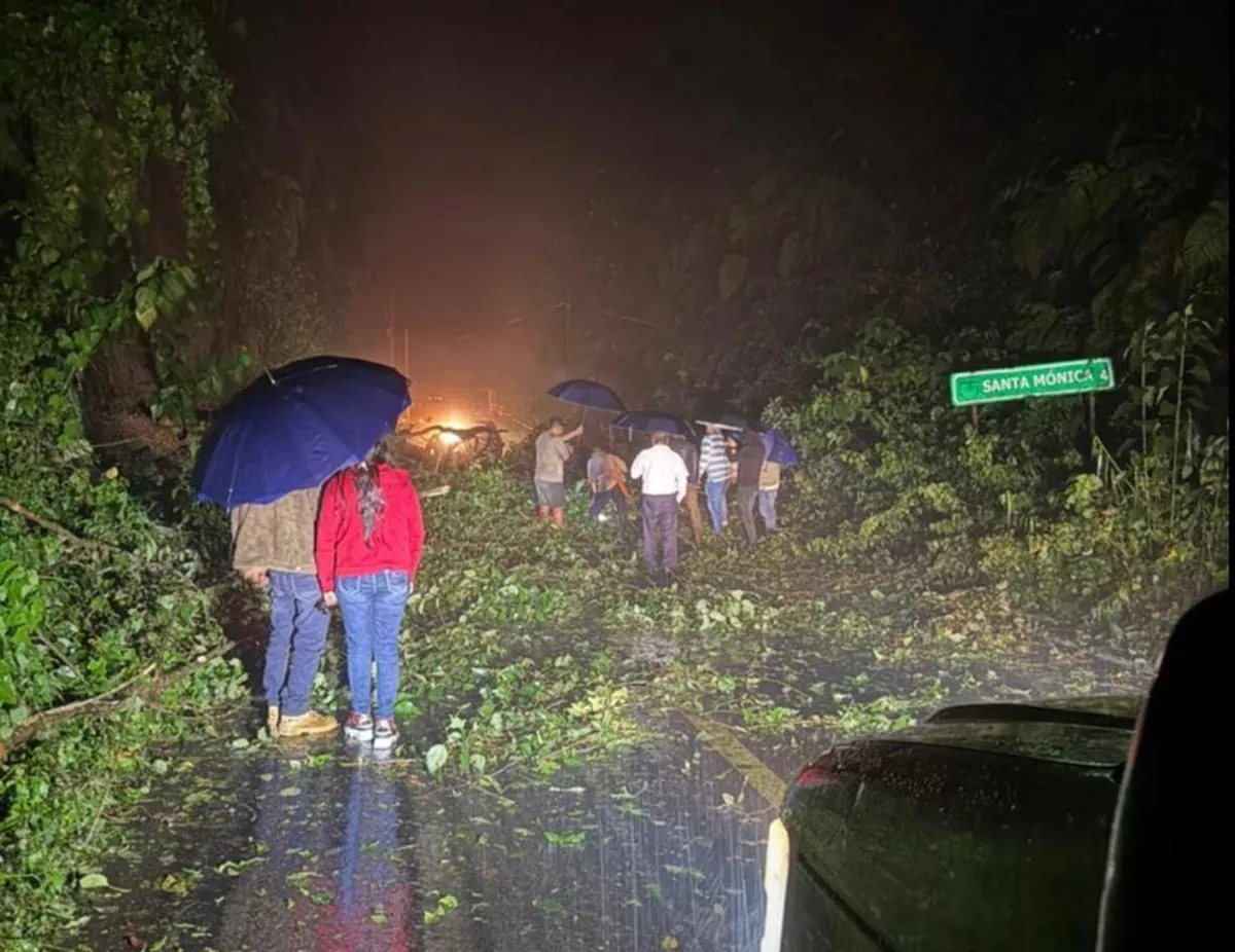 Varias comunidades quedaron incomunicadas tras los derrumbes provocados por las lluvias en la región Otomí-Tepehua.