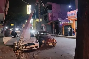 Choque nocturno genera apagón y daños materiales en Tezontepec; autoridades confirman saldo blanco.