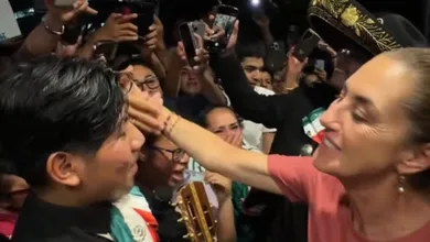 Claudia Sheinbaum saluda a mexicanos durante su visita a Nueva York.