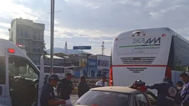 Choque entre auto y autobús en Actopan frente al panteón municipal.