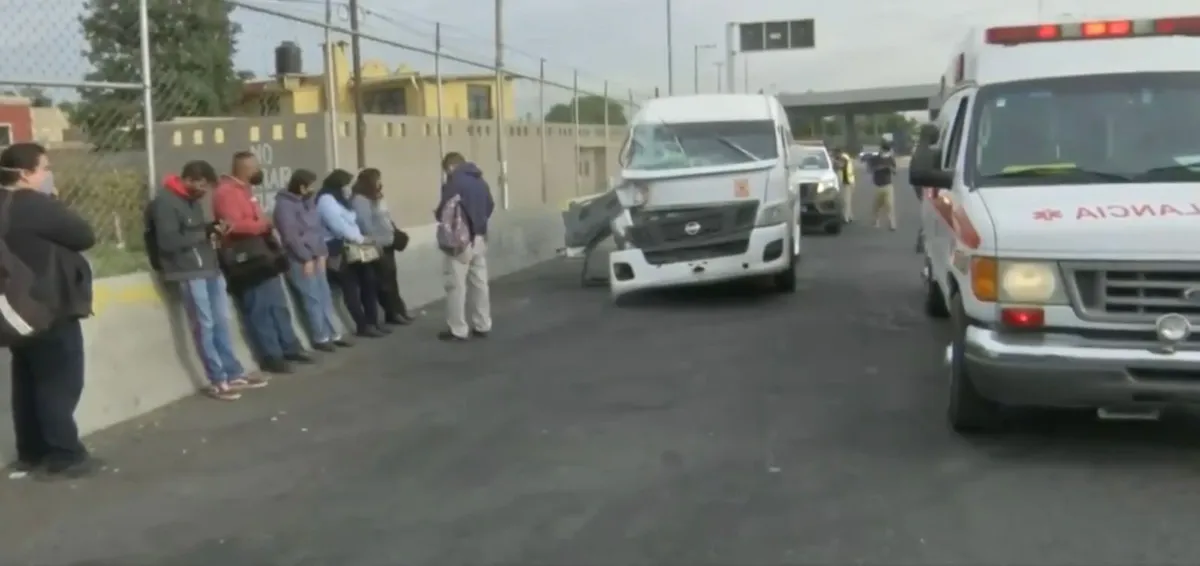 Combi choca tras intentar librar caseta de cobro en la México-Pachuca