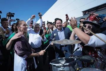Claudia Sheinbaum llega a Sonora en medio de música y baile