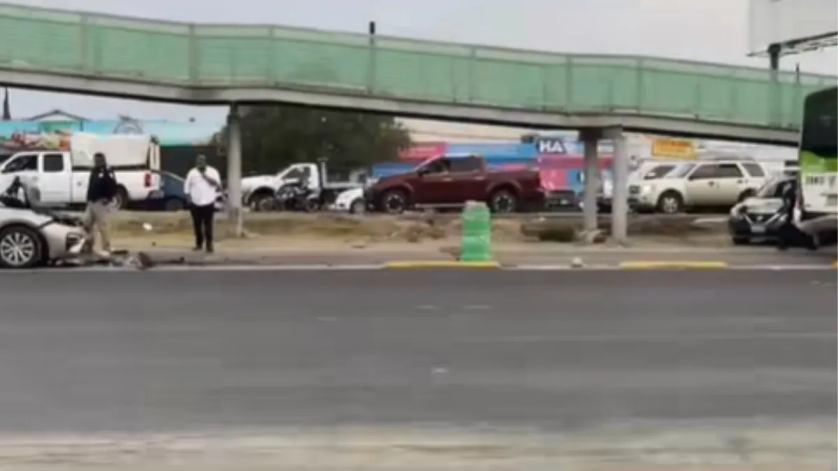 Choque entre vehículo particular y unidad del Tuzobús en la estación Téllez.
