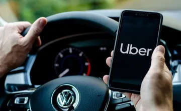 Usuarios molestos por alza de precios en Uber y Didi