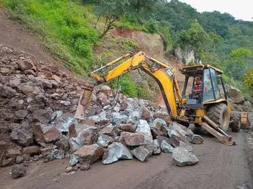 Avanzan trabajos de retiro de derrumbes en la carretera Molango-Xochicoatlán