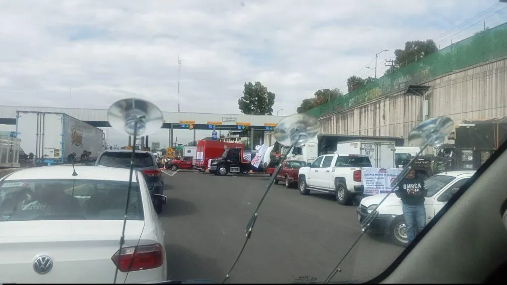 Transportistas toman la México-Pachuca y generan reducción de carriles