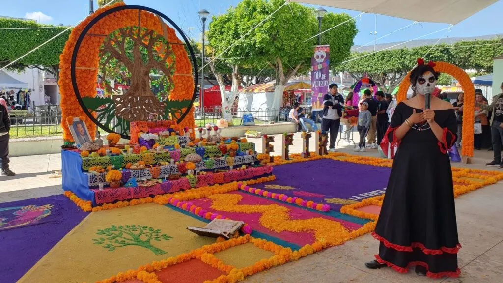 Mixquiahuala: Celebran El Día de Muertos con altares monumentales inspirados en películas