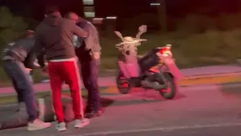 Paramédicos atienden a un motociclista lesionado en Tizayuca.