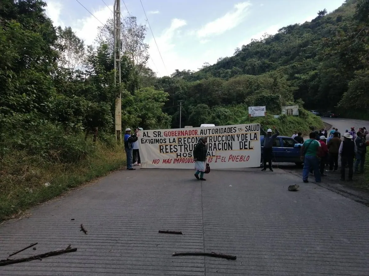 Huehuetla: bloquean carretera para exigir mejorar servicio de salud