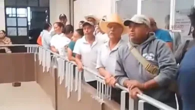 Habitantes protestan dentro de la Presidencia Municipal de Mixquiahuala durante sesión de Cabildo.