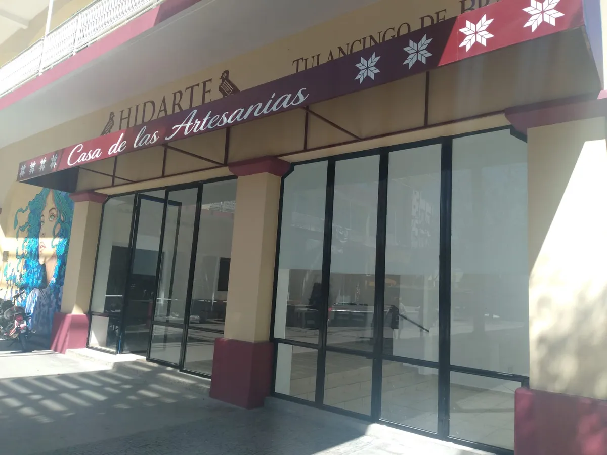 Transforman la Galería Ricardo Garibay en tienda “Hidarte”; retiran homenaje al escritor en Tulancingo