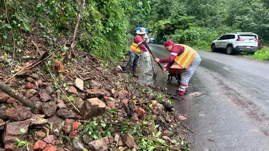 retira derrumbes sobre una carretera afectada