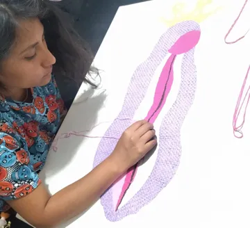 Artesanía y protesta: Iris Yomara Luz Ramírez borda pañuelos y gorras para el 8M