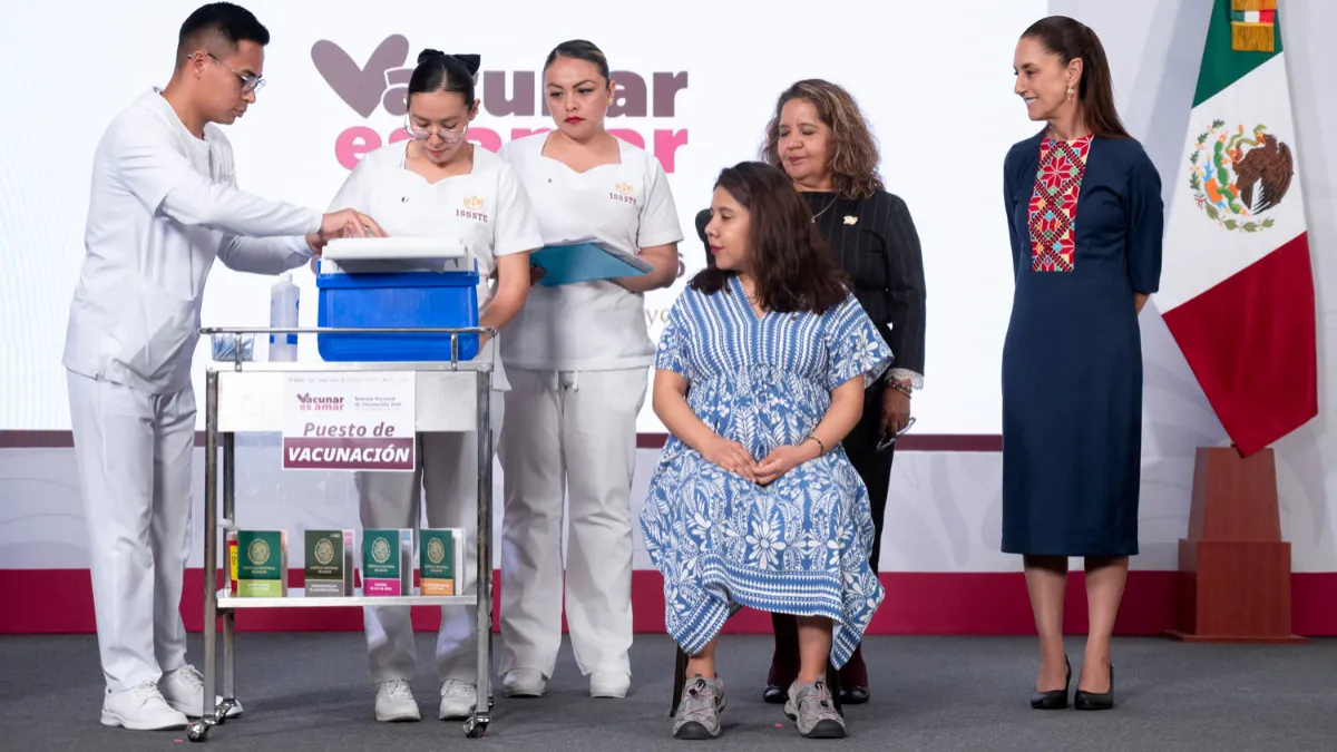 Brigadas médicas aplican vacunas durante la Semana Nacional de Vacunación en todo el país.