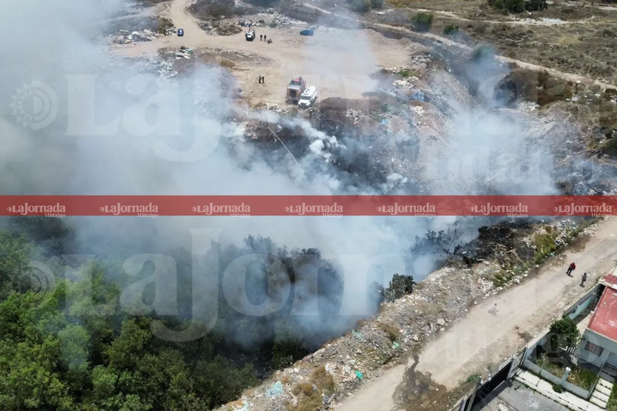 Incendio en tiradero clandestino en Zempoala