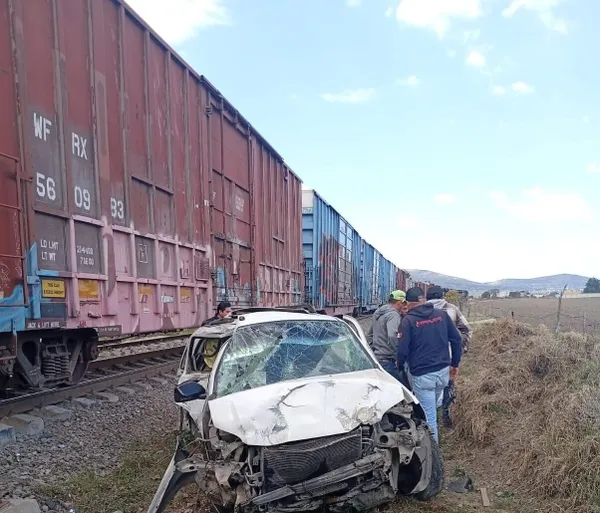 Tren impacta automóvil en Actopan
