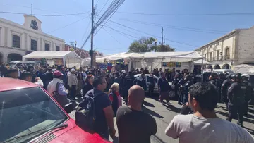 Comerciantes ambulantes se enfrentan frente al Mercado Primero de Mayo en Pachuca.
