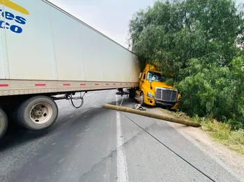 Tráiler choca contra camioneta y derriba poste en la Tula-Jorobas