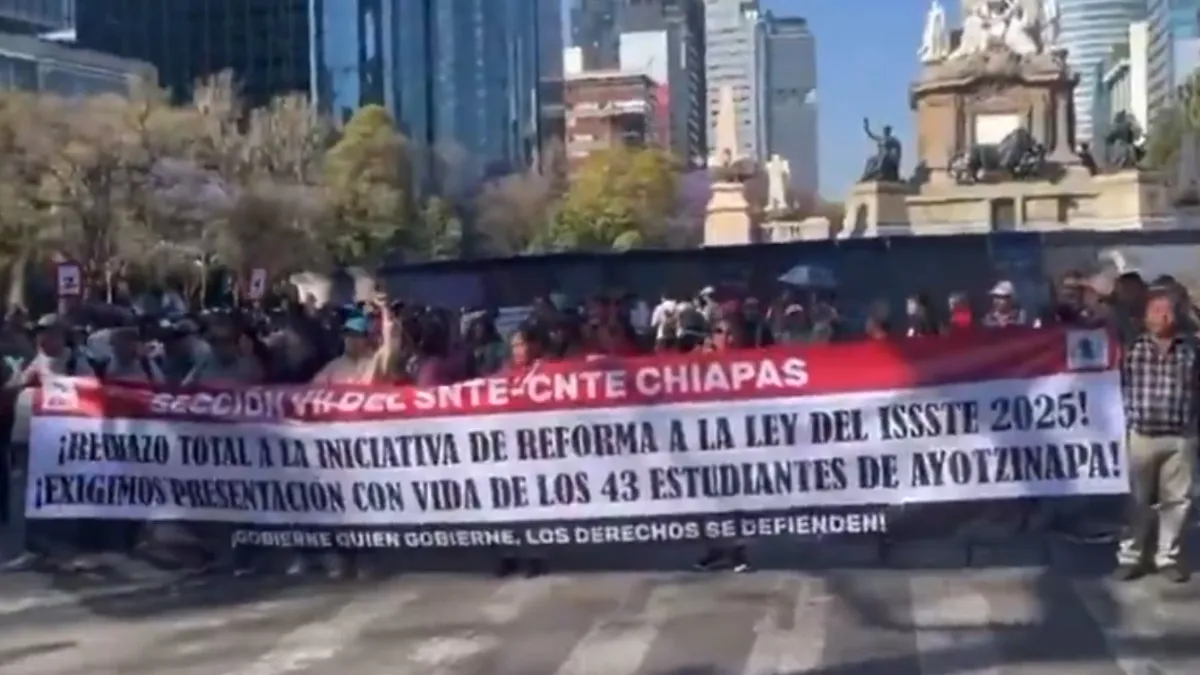 Docentes protestan en la CDMX exigiendo la derogación de la Ley del ISSSTE y mejoras salariales.