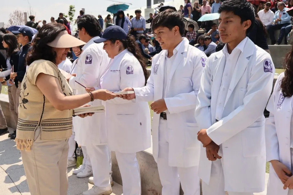 Regalan libros a jóvenes en Hidalgo por el Día Mundial del Libro; buscan fomentar la lectura
