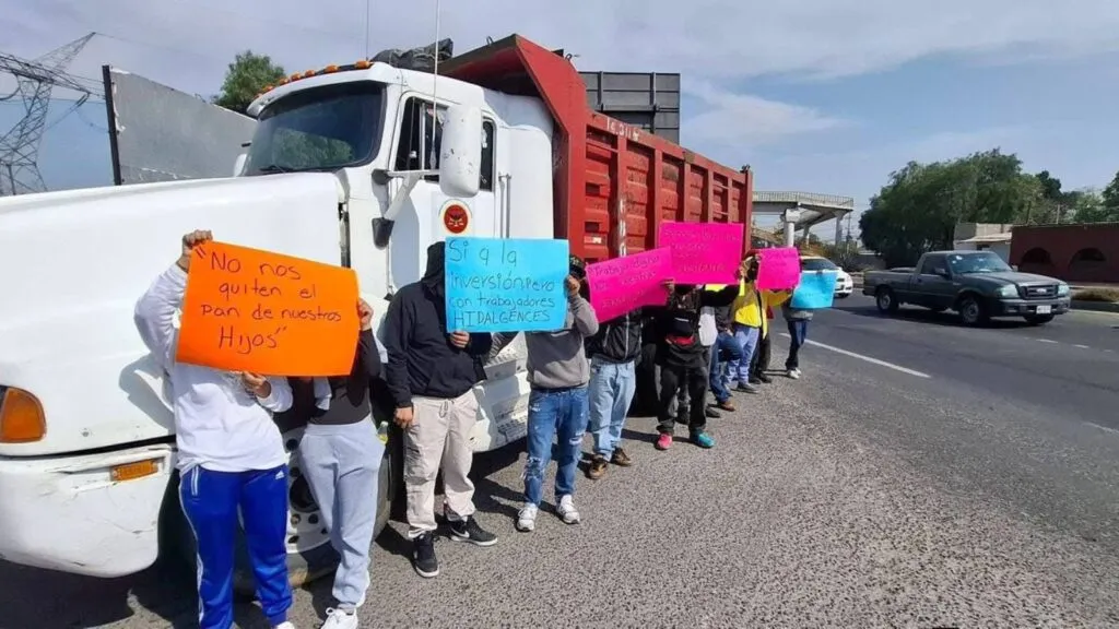 ¡Caos vial! Transportistas bloquean carretera de Hidalgo