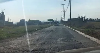 Vecinos realizan colecta para tapar baches en una calle clave que conecta con la México-Pachuca