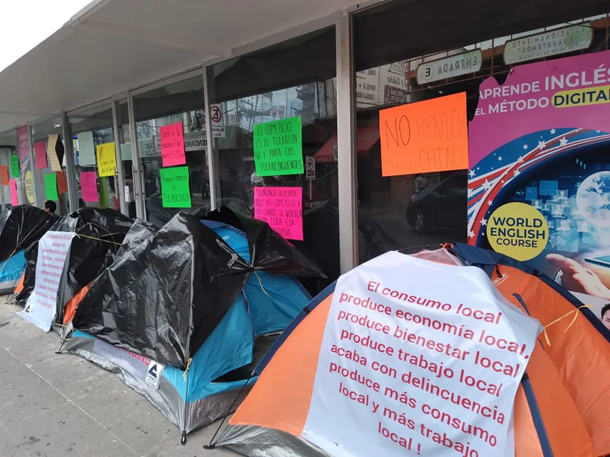 Exigen a edil de Tulancingo que niegue permiso a tienda china