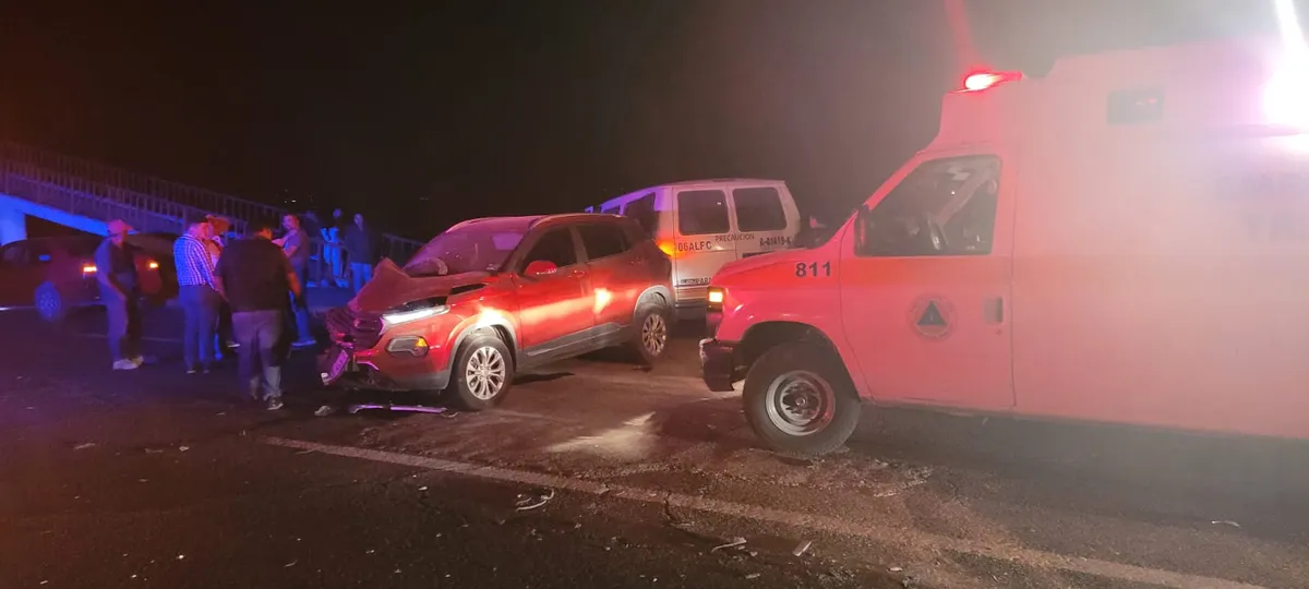 Alfajayucan: accidente entre combi y camioneta deja cuatro lesionados