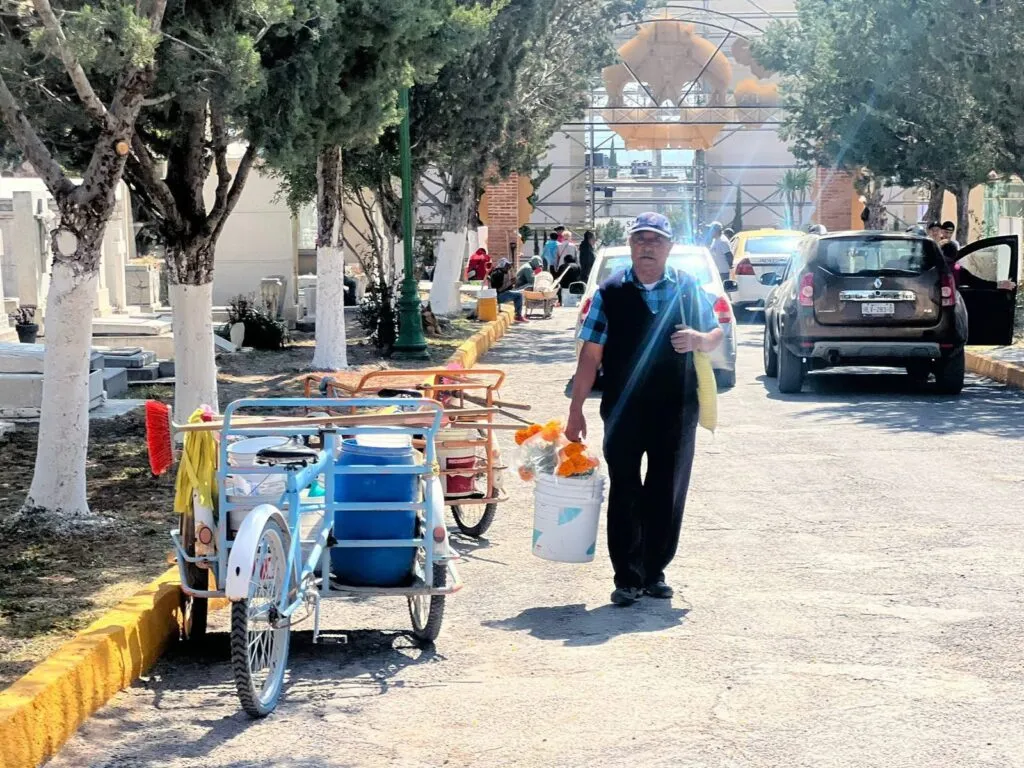 Refuerzan limpieza y seguridad en el Panteón de Pachuca por Día de Muertos