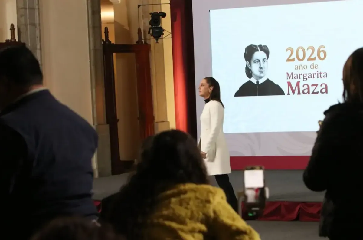 Momento en el que empiezan a desalojar el Salón Tesorería donde la presidenta Sheinbaum encabezaba su conferencia de este viernes 2 de enero, debido al sismo de esta mañana. Imagen tomada de la transmisión en vivo