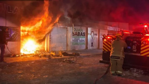 Bomberos atienden incendio en taller de motocicletas en San Agustín Tlaxiaca