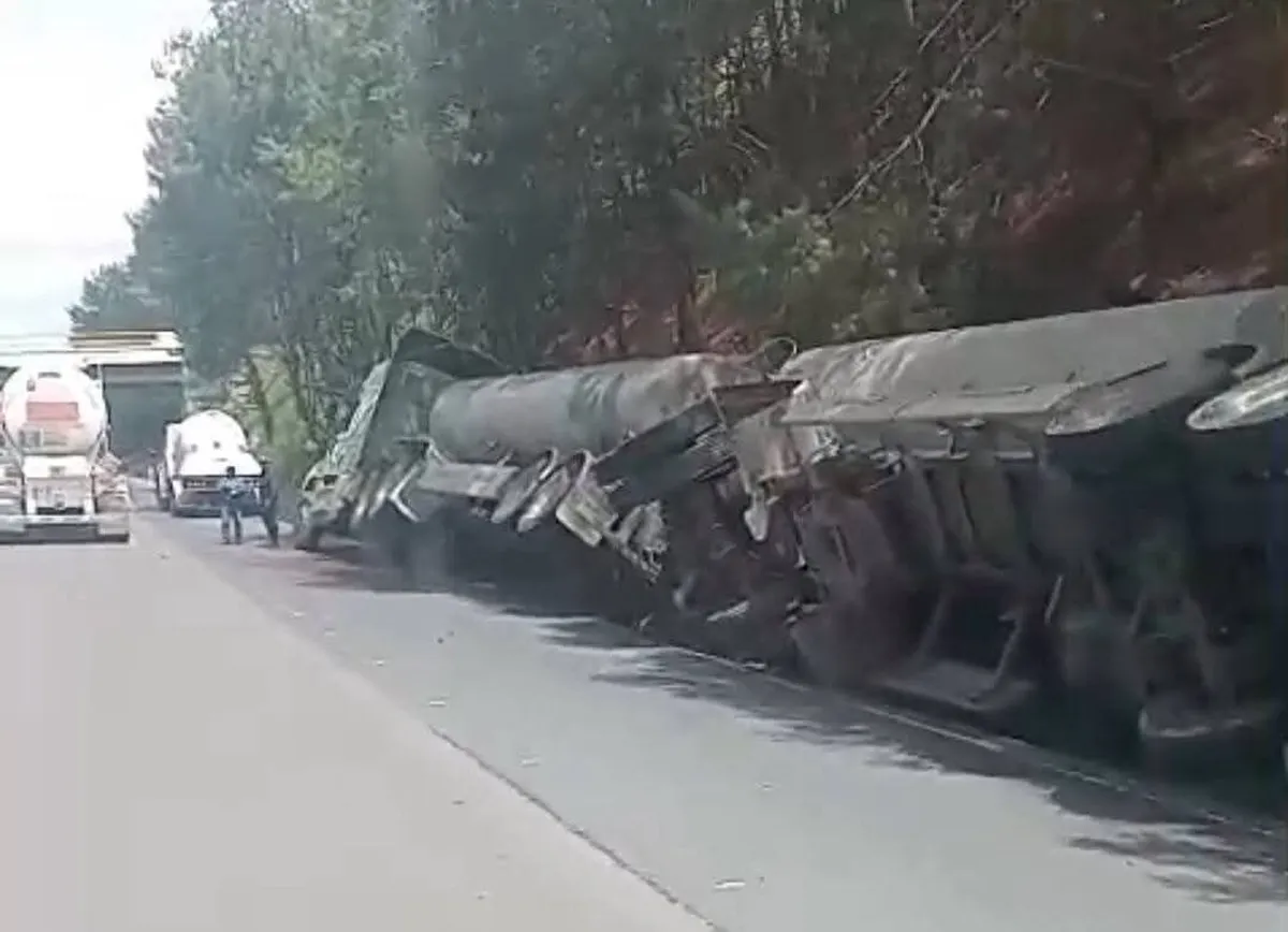 Tráiler con doble remolque vuelca en la México-Tuxpan y provoca tráfico en Acaxochitlán