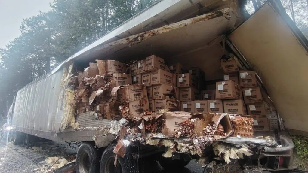 Choque entre autobús Futura y tráiler deja cinco lesionados en Acaxochitlán
