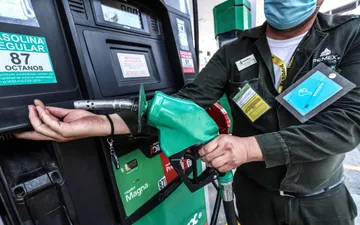 Este jueves Sheinbaum y gasolineros pactan mantener gasolina en $24 el litro