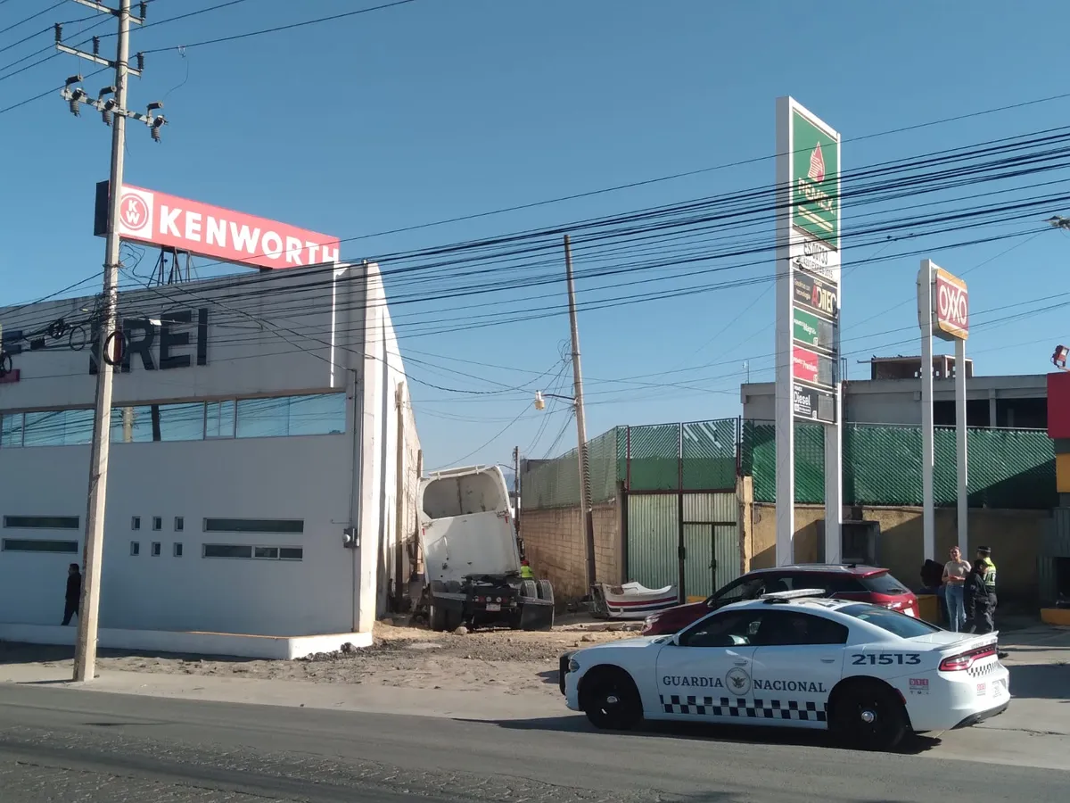 Tulancingo: tráiler se estrella contra muro en la Bajada de San José; chofer huye